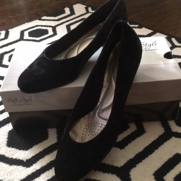 BLACK VELVET MINIMUM HEEL PUMP - Picture 2 of 3